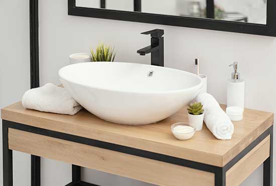 Vasque et robinet dans une salle de bain